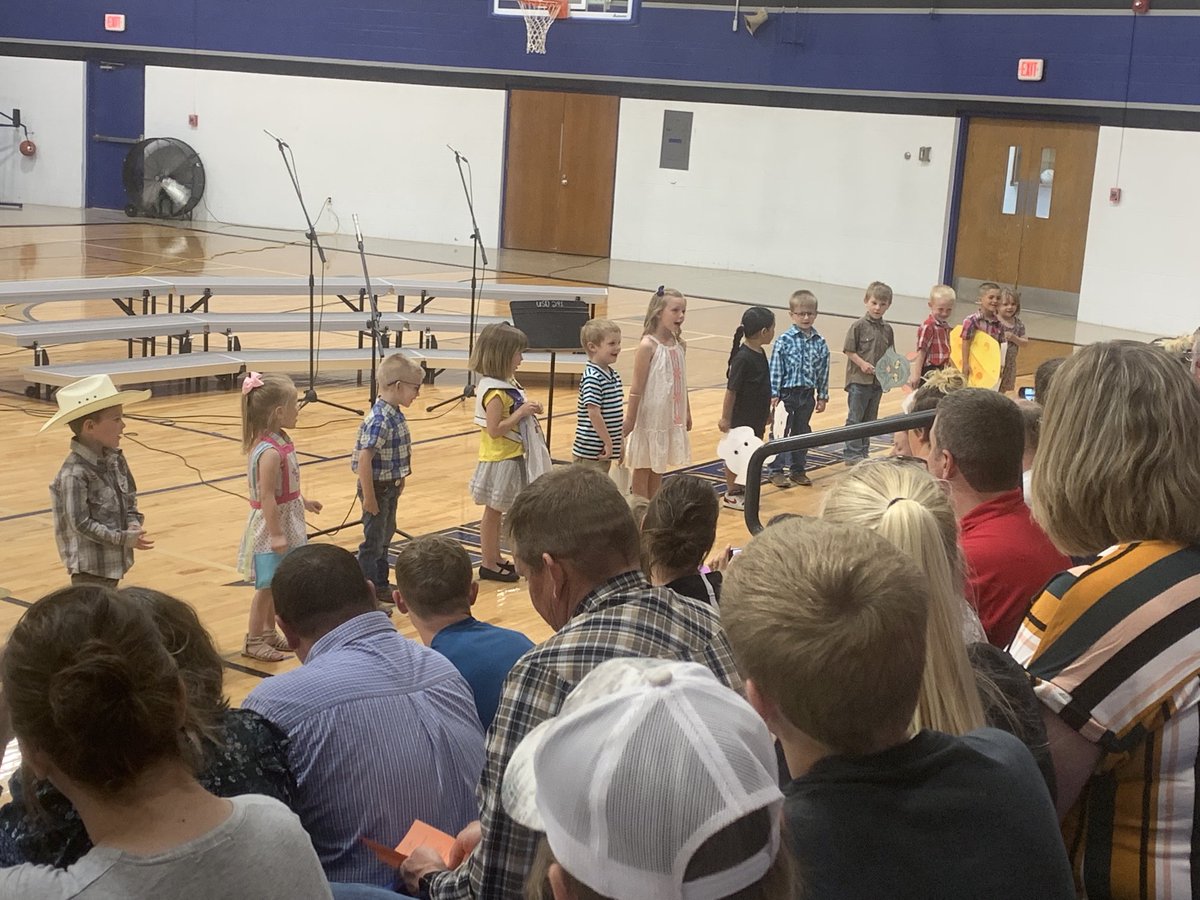 Grinnell Grade School preschool students open the Spring Music Program with “The Framer in the Dell.”