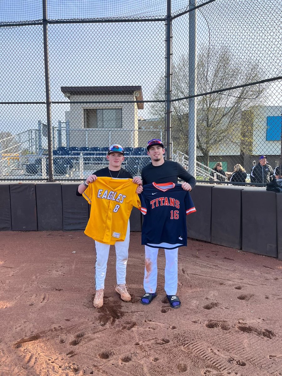 TroySudbrook's tweet photo. Always good to play against both past and present teammates👊🏼 we all have different paths but the same passion. it’s more than a game ❤️@T3Warhawks_Rua @Brandonbech23 @andrew_dirk2 @Poltroned_12 https://t.co/m10sjiG3UD