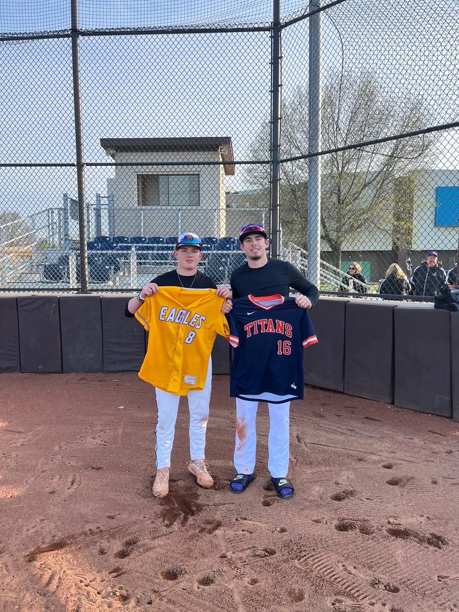T3Warhawks_Rua's tweet photo. Pretty cool to see the jersey swap pictures of our @T3_Warhawks players after games! Keep it trending fellas! π€π» #T3Fam
@TroySudbrook
@Brandonbech23 https://t.co/vHrT7ZO7Hz