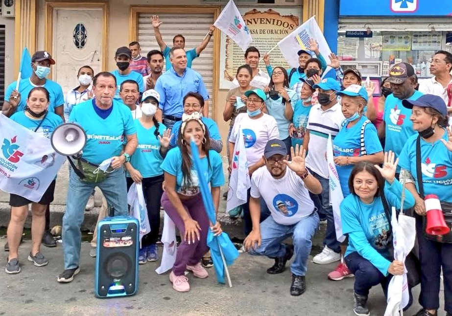 parischiquitoo's tweet photo. Caminata el director @CarlosGSerranoB #Distrito3Guayas la militancia de la #RevolucionCiudadana junto al pueblo en las calles 4 de noviembre y la 16 en el sur oeste de #Guayaquil #ÚneteALaRc5 lista5 @RC5Oficial @CesarHurtadoL_2 @marcelaguinaga @MashiRafael https://t.co/f25Eat2T3D