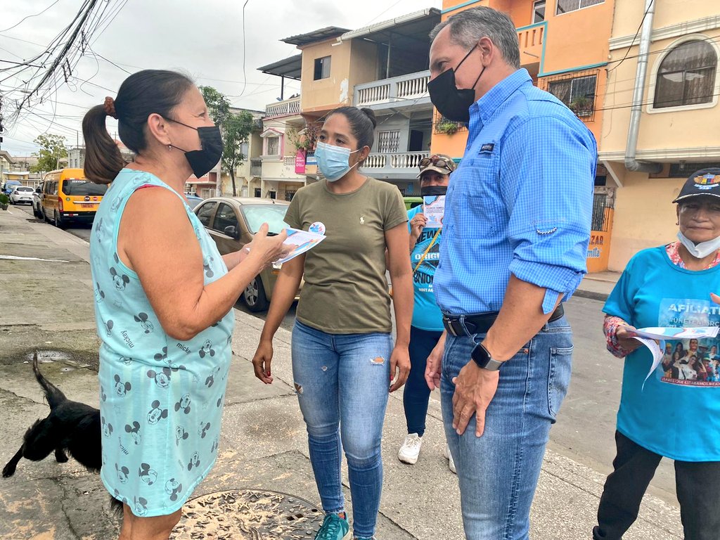 parischiquitoo's tweet photo. Caminata el director @CarlosGSerranoB #Distrito3Guayas la militancia de la #RevolucionCiudadana junto al pueblo en las calles 4 de noviembre y la 16 en el sur oeste de #Guayaquil #ÚneteALaRc5 lista5 @RC5Oficial @CesarHurtadoL_2 @marcelaguinaga @MashiRafael https://t.co/f25Eat2T3D