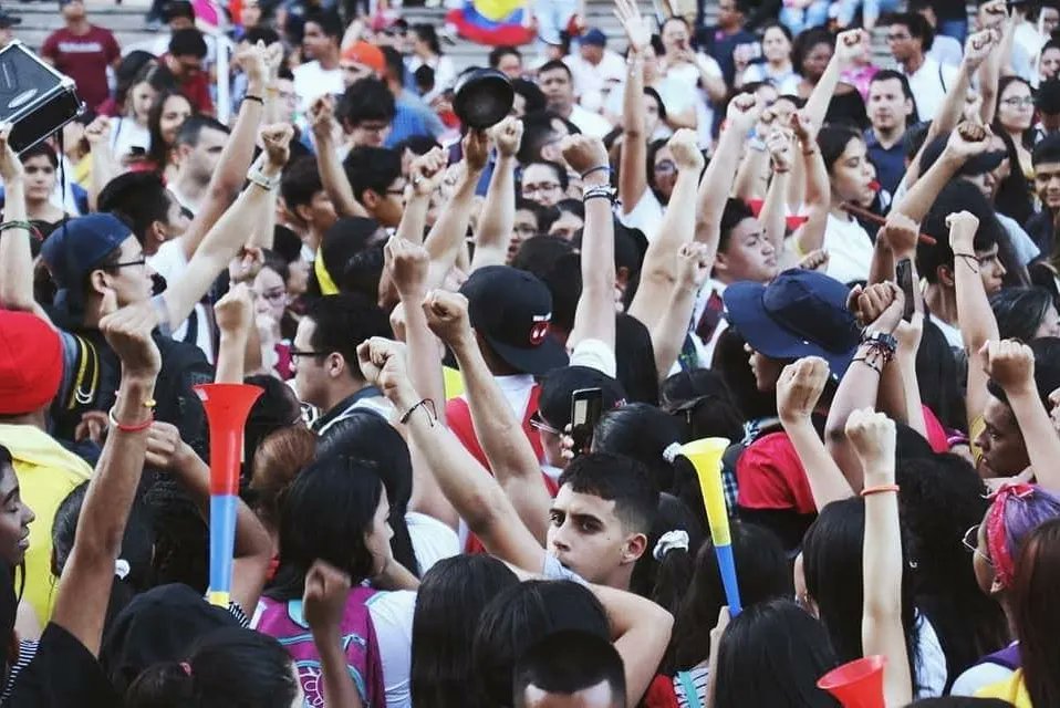 Gracias a cada una, uno, une, que en las calles, su cuerpo y su alma entregó... Un año del estallido, un año de amor y revolución...

#HagamosMemoria
#28Abril
#EstallidoSocial
#ParoNacionalColombia