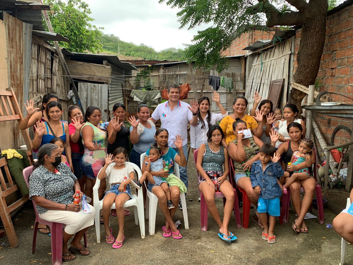 jvsantos_ec's tweet photo. Hoy junto a los moradores de la Cdla. Los Cerezos, escuché sus necesidades esenciales, entre ellas la reactivación económica y la seguridad, y propusimos impulsar obras de beneficio directo y generar oportunidades para dignificar la vida de los portovejenses #PortoviejoPresente https://t.co/DnDl7Yb1KT