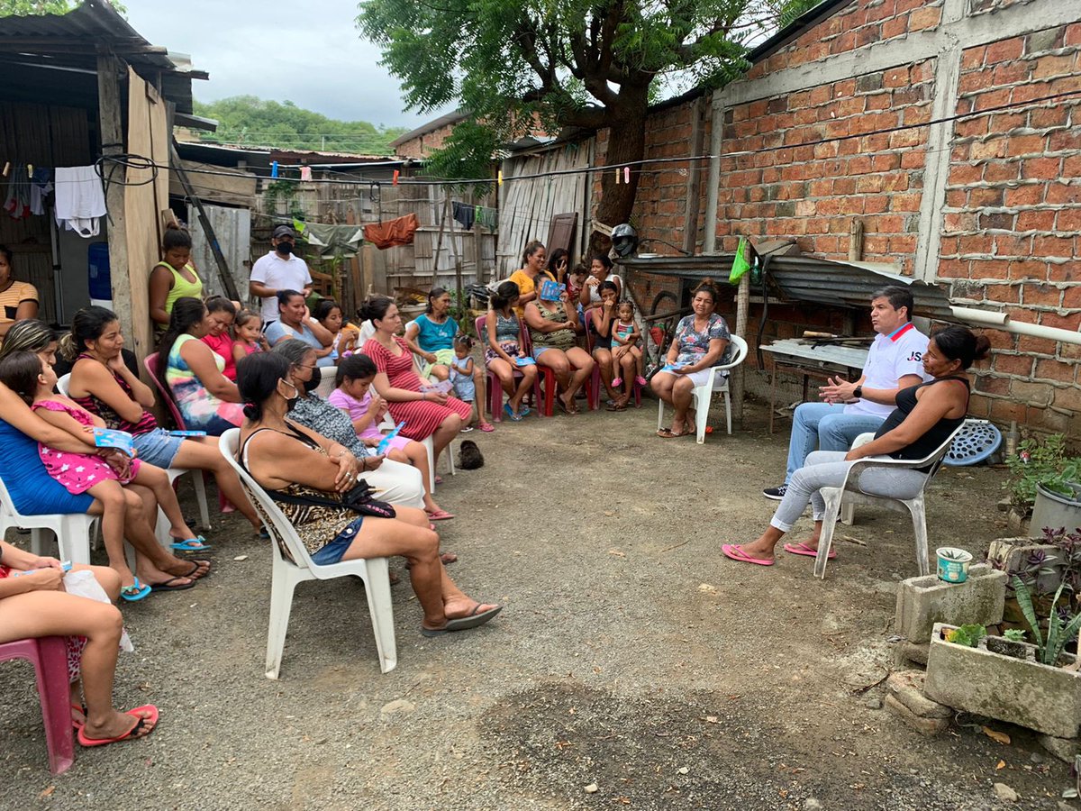 jvsantos_ec's tweet photo. Hoy junto a los moradores de la Cdla. Los Cerezos, escuché sus necesidades esenciales, entre ellas la reactivación económica y la seguridad, y propusimos impulsar obras de beneficio directo y generar oportunidades para dignificar la vida de los portovejenses #PortoviejoPresente https://t.co/DnDl7Yb1KT