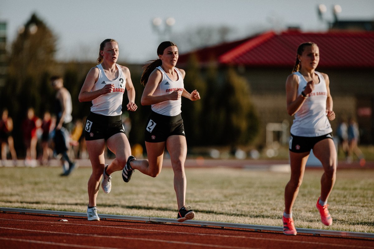 SDCoyotesXCTF's tweet photo. That's a new PR for Ella Byers! She took second in the unseeded 1500m at Drake, clocking 4:24.35 for the third-fastest time in USD history. 🔥

#GoYotes x #WeAreSouthDakota  🐾 https://t.co/pAjA8CdmBj