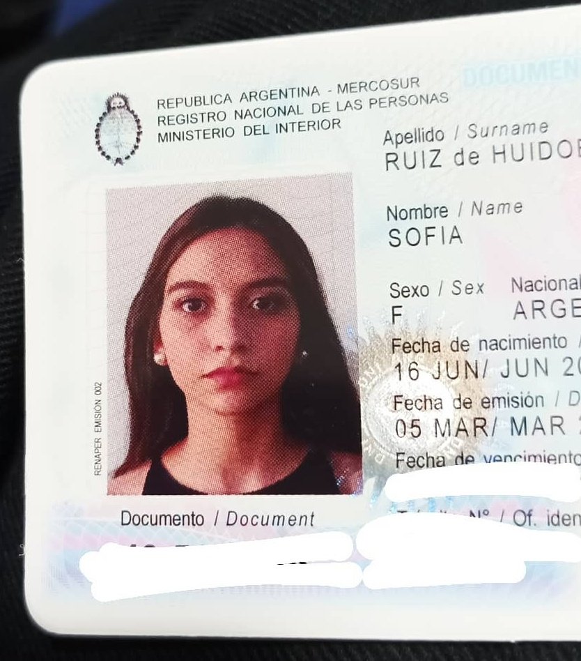 aguhuidobro's tweet photo. Renglón aparte para mi hermana que salió hiper diosa en el DNI. @SosoRuizdeHuida https://t.co/6Veg3V0WXV