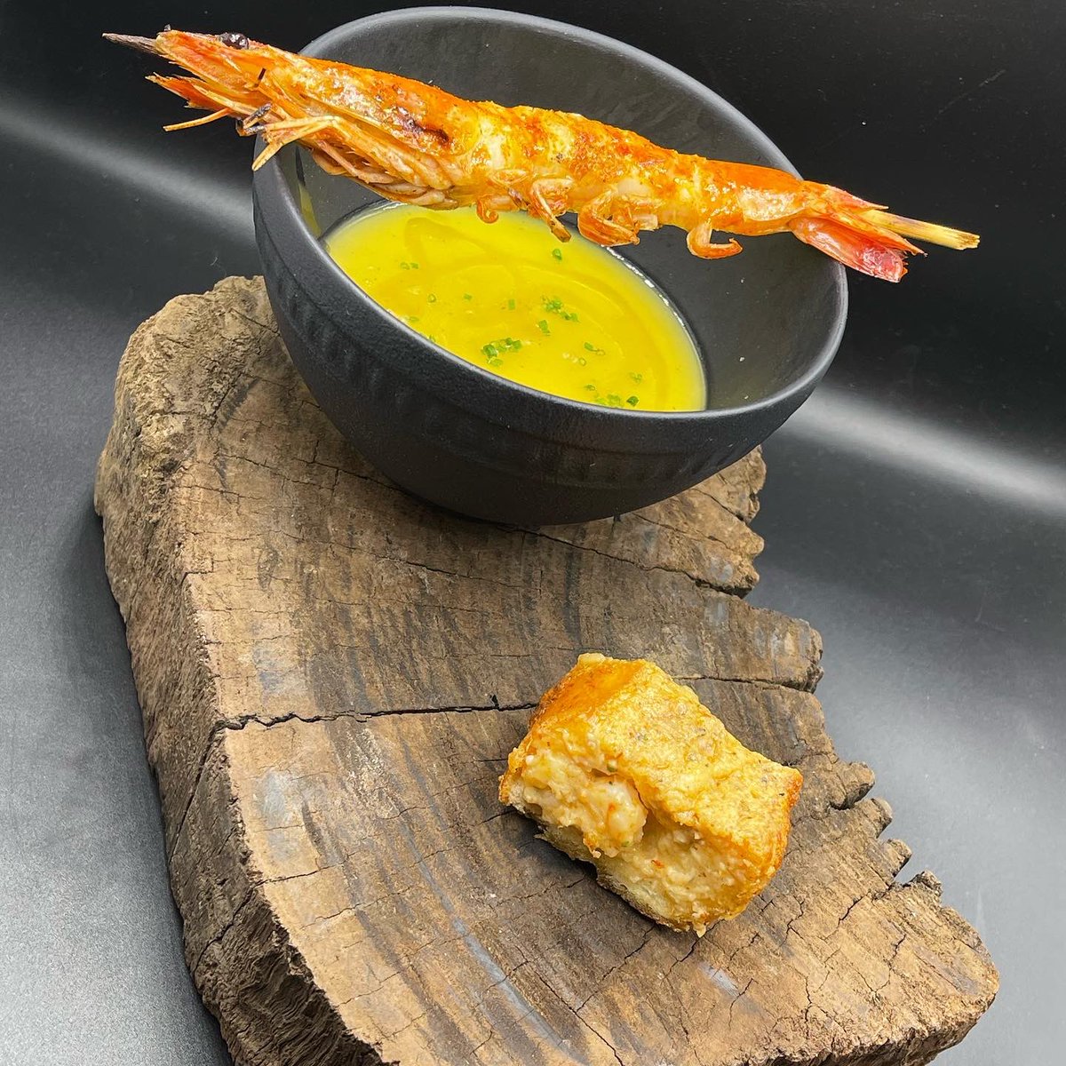 joaodiamantee's tweet photo. Camarão \\ Creme de Boroa \\ Pão de Alho de 🦐.
.
.
#ocya #chef #chefabordo #joaodiamante #menu #menudegustacion #food #michelinstar #50bestrestaurants #mar #frutosdomar #camarao https://t.co/wgVHg5FO62