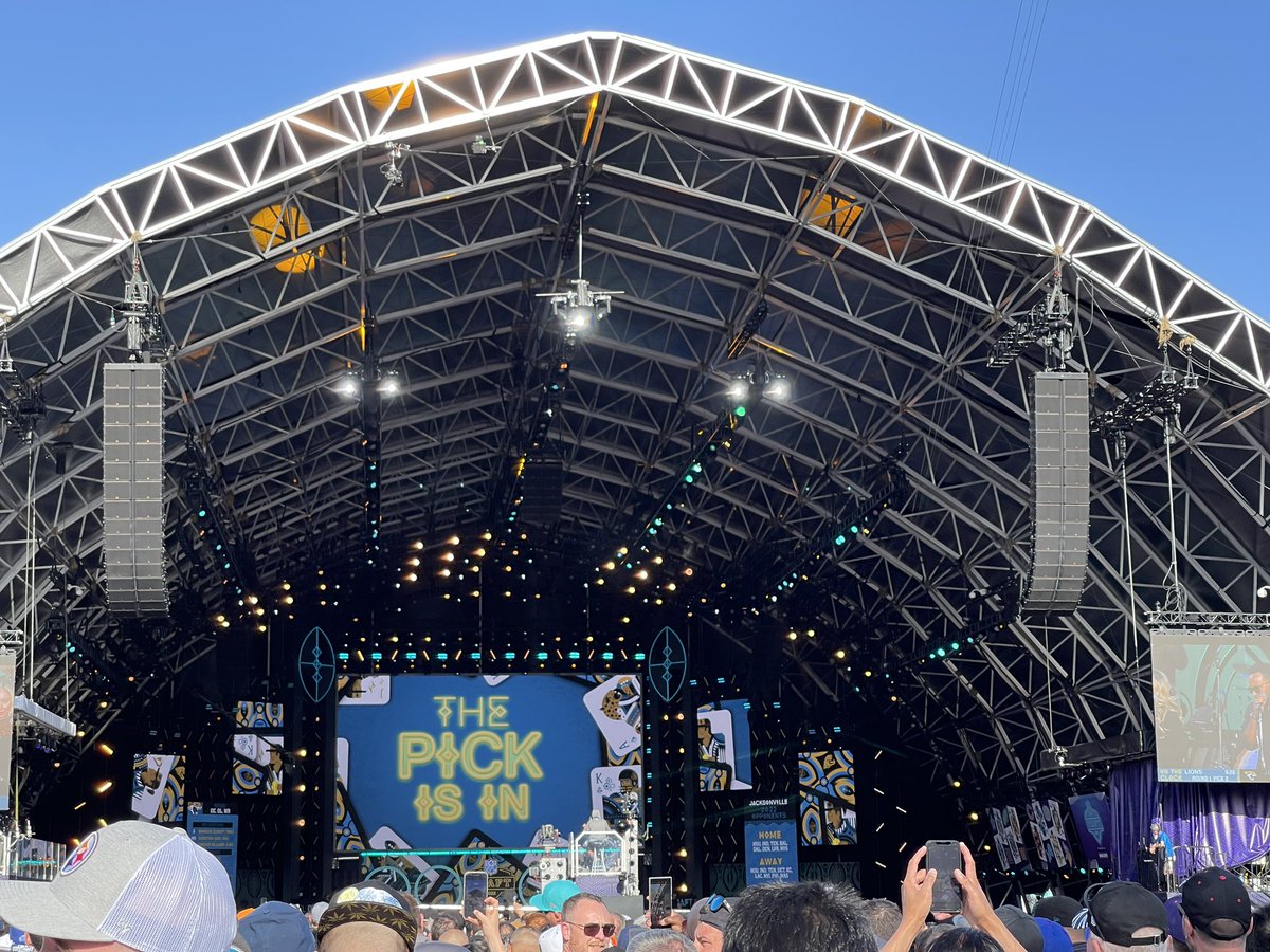 jzippy52's tweet photo. @NFLDraft  turn up the speakers.  Can’t hear ya!!! https://t.co/1MEgunzI2Y