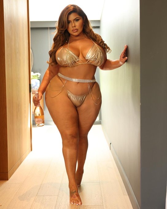 Birthday behavior🎂🍾  come see my new birthday 😏 sets 🔥 https://t.co/mkNwk2IeDy https://t.co/5YXhZvGQ