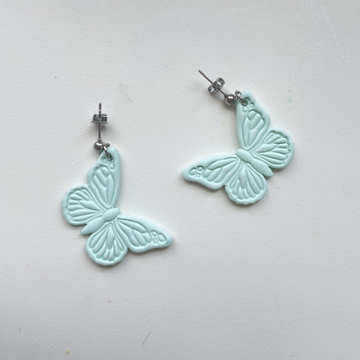pintamar_'s tweet photo. earrings are LIIIIIVEEEE💜⚡️🦋🤍 https://t.co/x43L5BJpWB