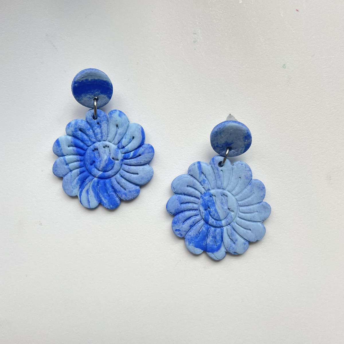 pintamar_'s tweet photo. earrings are LIIIIIVEEEE💜⚡️🦋🤍 https://t.co/x43L5BJpWB