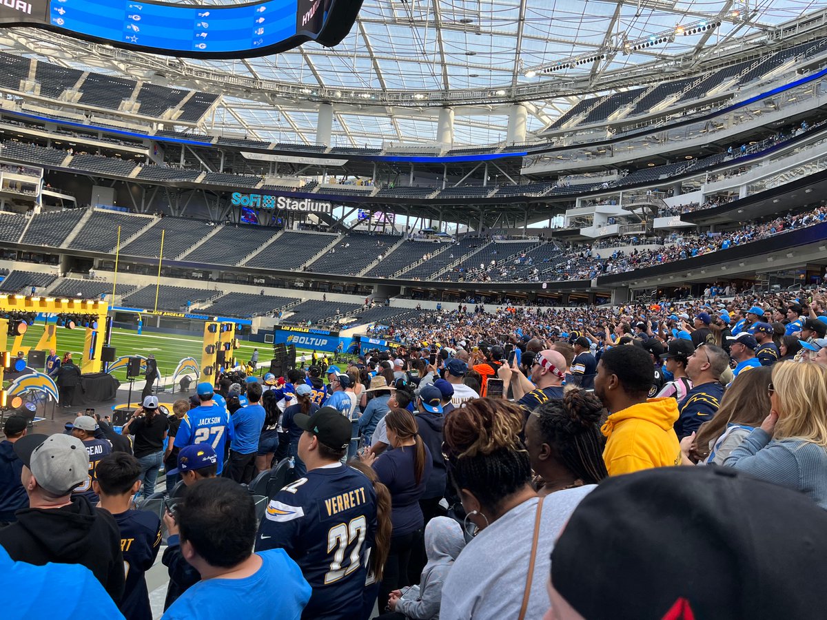 boltcountry17's tweet photo. @Chargers #DraftFest crowd ready for Snoop Dogg https://t.co/ktDbBTfr8y