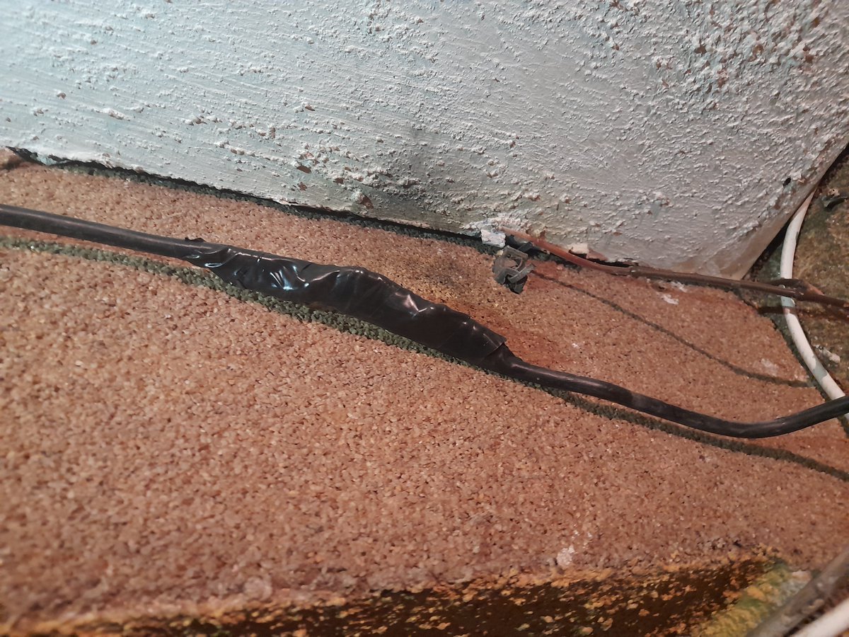 maca_castillo_m's tweet photo. @EnelClientesCL Vinieron y realizaron un arreglo de estándar cuestionable y se desentendieron del problema principal: el arranque en mal estado.
UNA VERGUENZA! https://t.co/R0aTJoAu4F