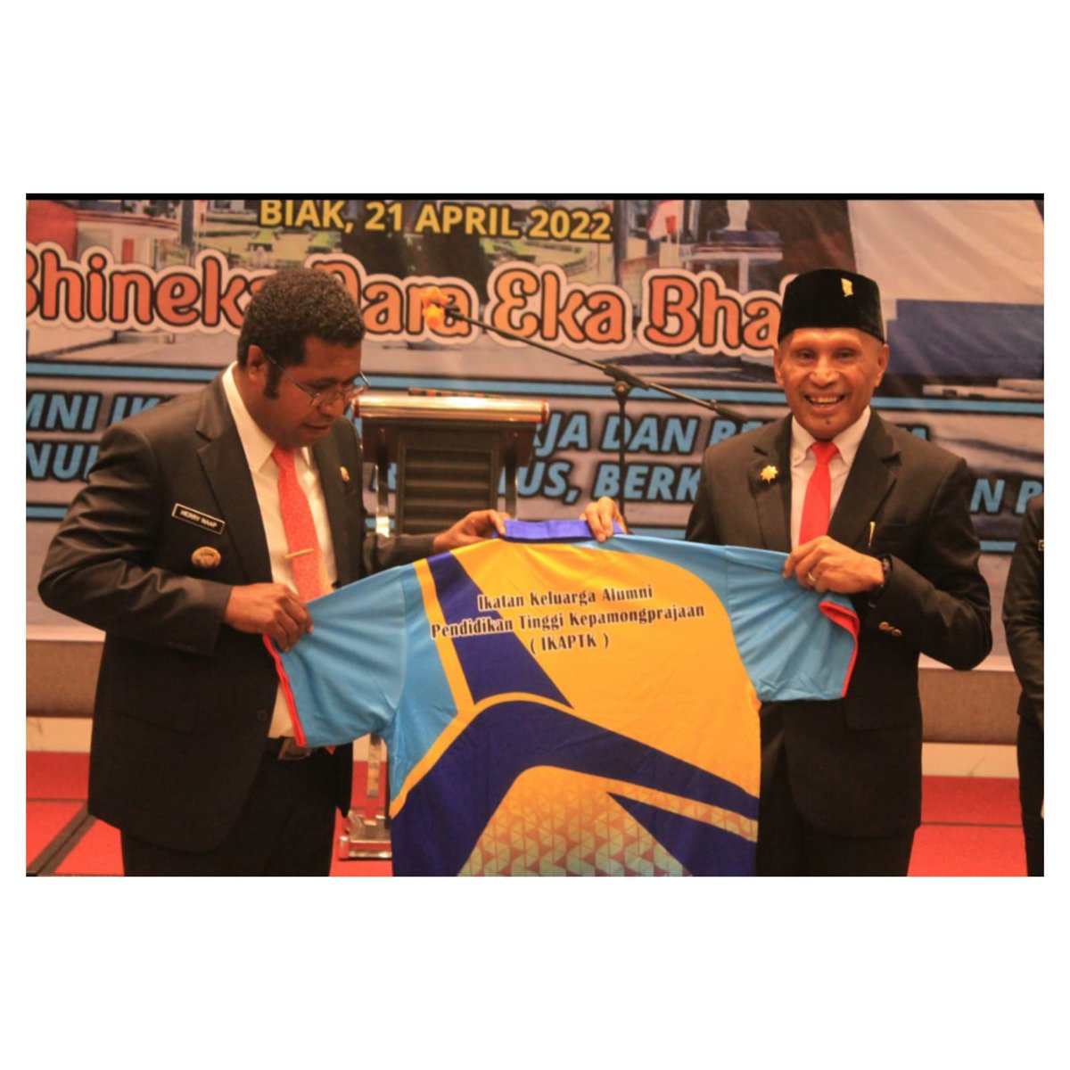 ikaptkid's tweet photo. Segenap Pengurus DPN IKAPTK mengucapkan Selamat dan Sukses atas pelantikan dan pengukuhan Ketua DPK IKAPTK Biak Numfor, Kamis 21 April 2022.

IKAPTK kuat untuk menguatkan Purna Praja. BNEB!

#ikaptk #pns #asn #praja #purnapraja #apdn #ipdn #stpdn #bhinnekanaraekabhakti https://t.co/1MBNwYqaAq
