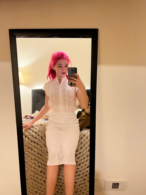 2 pic. Toy kawai 🥰(ignoren el enchufe roto en la pared, vivo en latinoamerica) https://t.co/xYRtqo3o