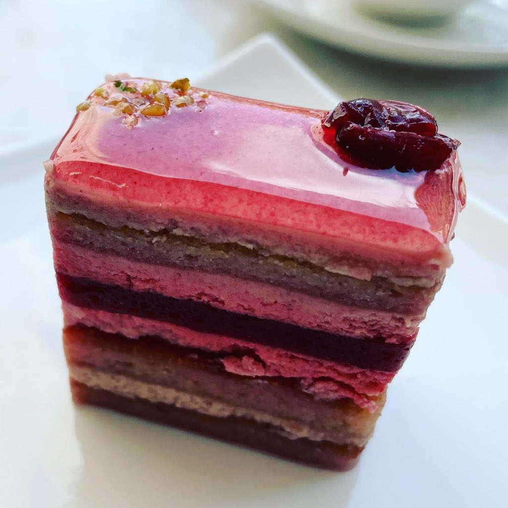 erabilog's tweet photo. フランボワーズのケーキです。
爽やかなフランボワーズのムースが何層にも重なったケーキで幸せな気分になります。
#スイーツ #スイーツ女子 #スイーツ男子 #スイーツ好き #フランボワーズケーキ #フランボワーズムース #ムース　#フォロー返します #followforfollowback #sweets #berrymousse #cake https://t.co/LykOIepP5S