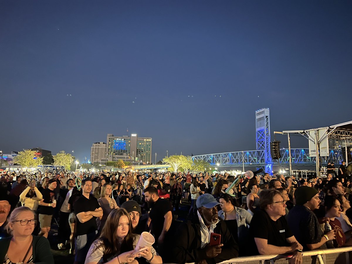 jakegordon's tweet photo. #ManchesterOrchestra rocking on the river in #Downtown #Jacksonville #Florida! #JaxRiverJams presented @OfficialVyStar!!   What a night! #embracetheriver https://t.co/ddlYfUU1IB
