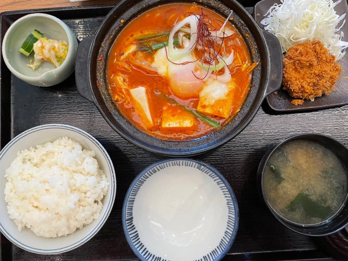 twoajumma's tweet photo. เอาจริงนะของทอดอะนึกไรไม่ออกอยากกินทงคัตสึแนะนำร้านไมเซน คือทอดดี กรอบจริงไรจริง เนื้อข้างในก็นุ่มฉ่ำ มีให้เลือกหลายหลายด้วยสันนอกสันในแบบเนื้อแบบชีส คือฟินอะ ข้าวญี่ปุ่นเกรดดีด้วย วันนี้แอบสั่งเซตแกงกิมจิก็อร่อย พิกัดเซนทรัลเอมบาสซี @aroii #อร่อยบอกต่อ #สองอาจุมม่าบ้าของกิน https://t.co/8p2lKjVkKe