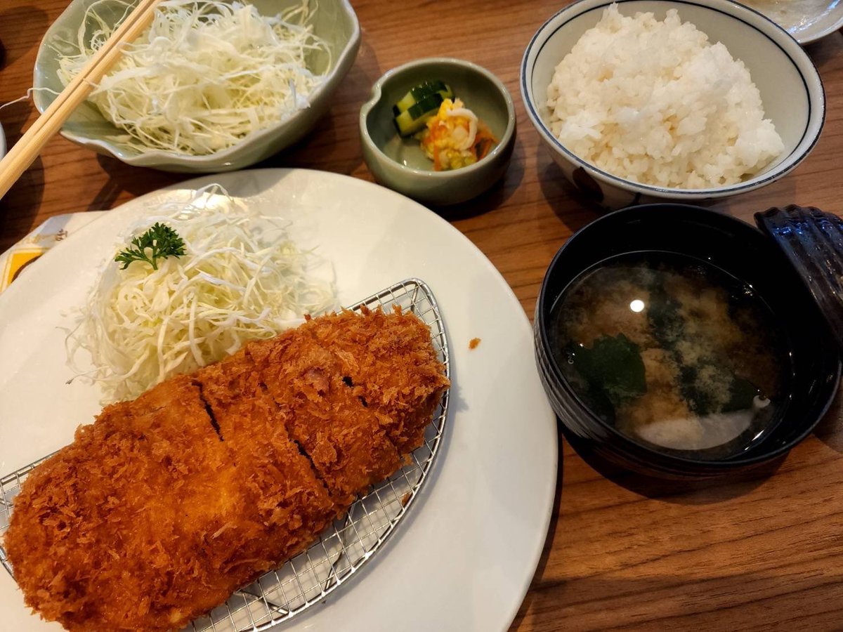 twoajumma's tweet photo. เอาจริงนะของทอดอะนึกไรไม่ออกอยากกินทงคัตสึแนะนำร้านไมเซน คือทอดดี กรอบจริงไรจริง เนื้อข้างในก็นุ่มฉ่ำ มีให้เลือกหลายหลายด้วยสันนอกสันในแบบเนื้อแบบชีส คือฟินอะ ข้าวญี่ปุ่นเกรดดีด้วย วันนี้แอบสั่งเซตแกงกิมจิก็อร่อย พิกัดเซนทรัลเอมบาสซี @aroii #อร่อยบอกต่อ #สองอาจุมม่าบ้าของกิน https://t.co/8p2lKjVkKe