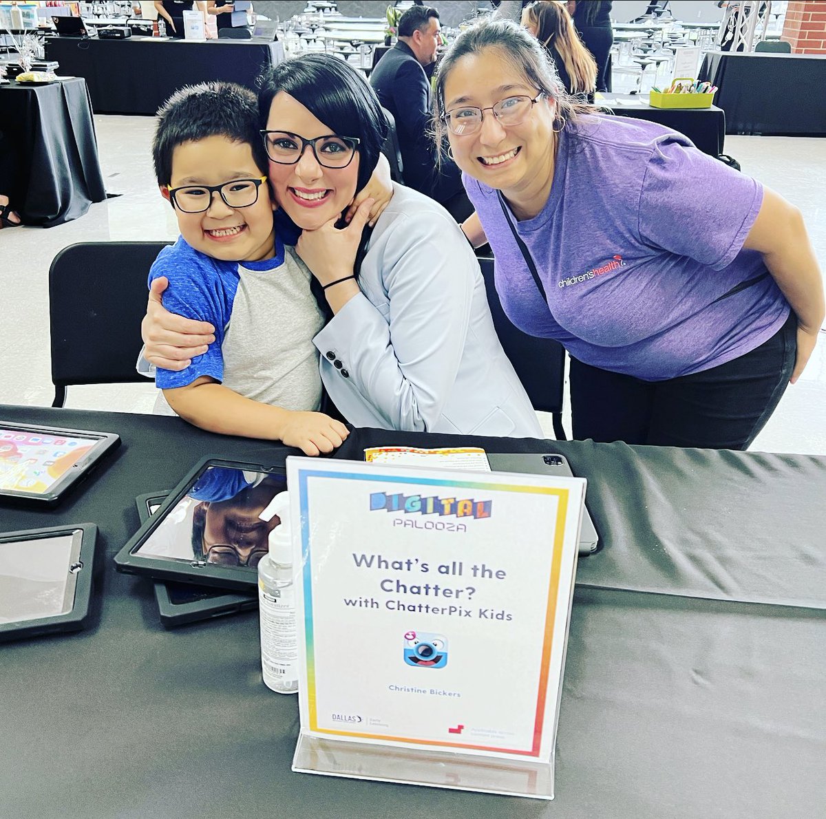 SPEDTEACHDISD's tweet image. My “mini” teacher ☺️ at #DigitalPalooza! Thank you @ICanReadDallas &amp;amp; @DigitalDISD for inviting me back as a panelist to discuss ALL the amazing things our students are doing w/ iPads! 📱@CowartDISD @AppleEDU @PersonalizeDISD @DISDSPED #DigitalAmbassadors
