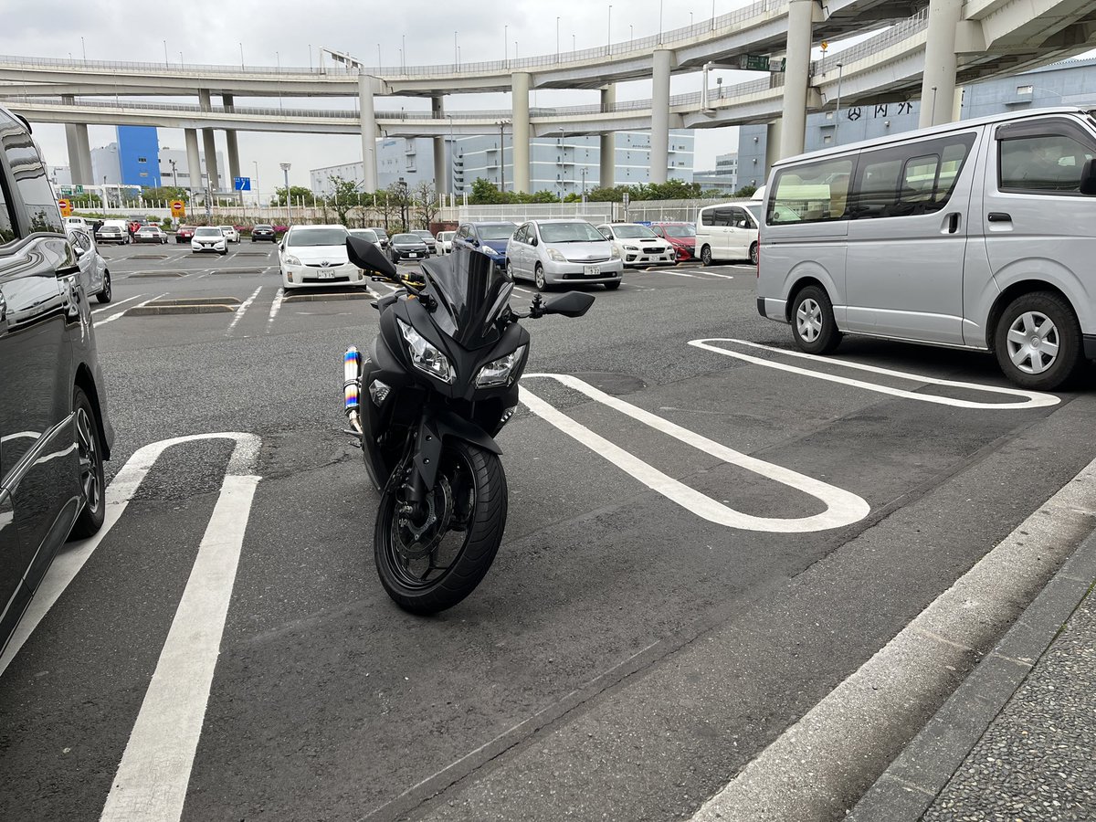 Ash_jp777's tweet photo. 二輪駐車が埋まっていたので武丸さんのXJ状態になってしまった。すぐ出るので許してちょ https://t.co/03kguUKBcu