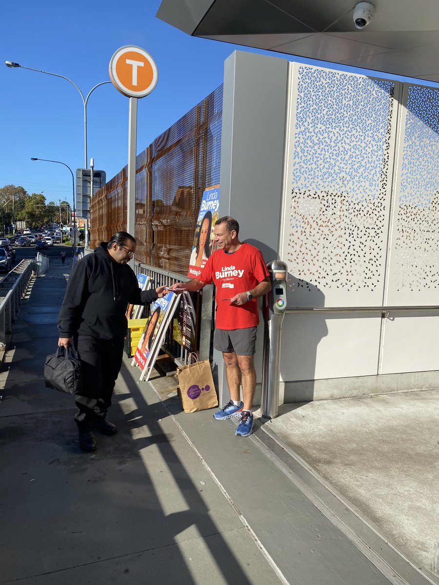 ButtigiegMark's tweet image. Great reception for ⁦@LindaBurneyMP⁩ at Bexley Nth Station this morning !