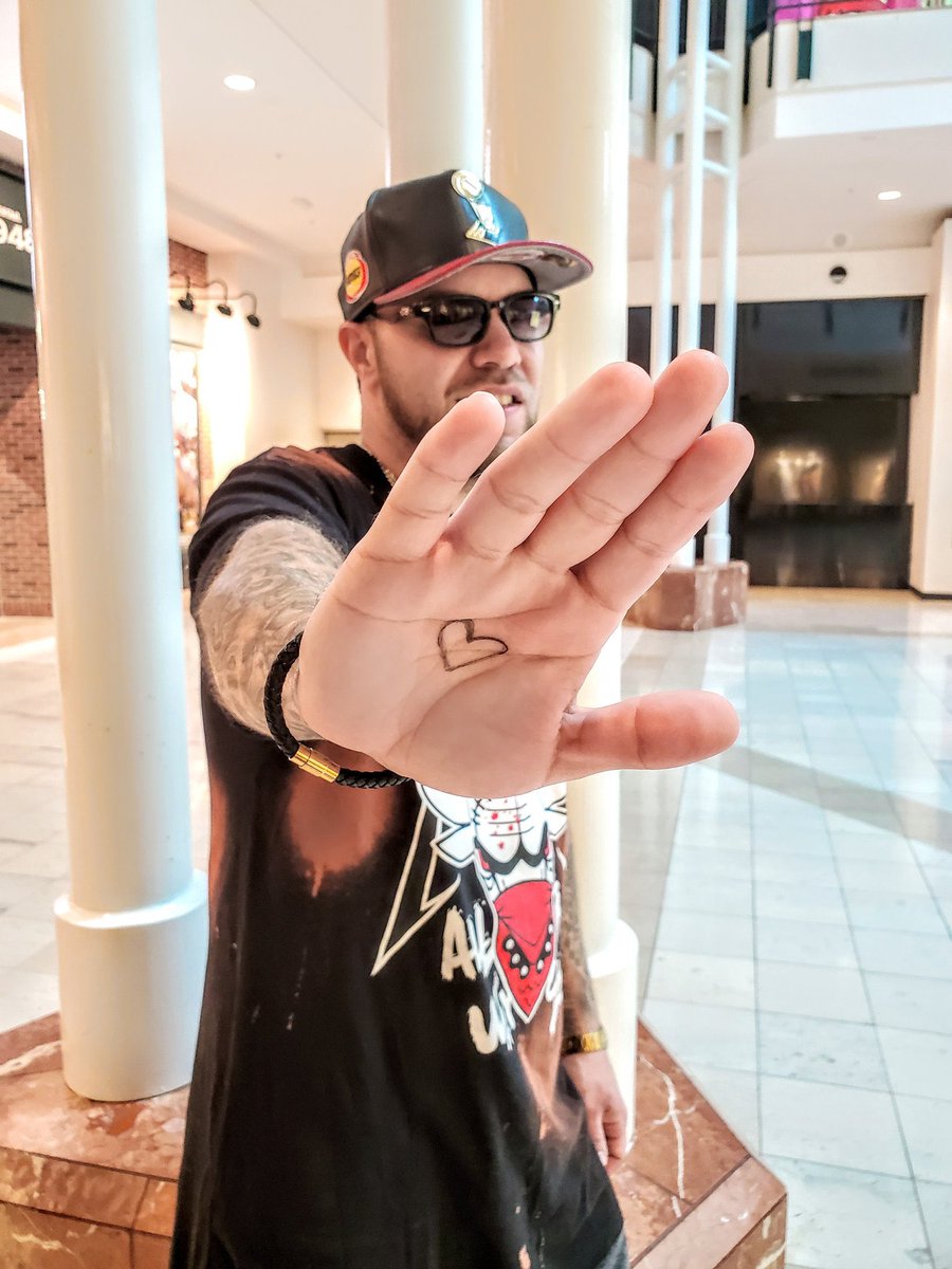RobAurelius's tweet photo. Today we celebrate with millions around the world for #PayItForwardDay. Let’s unite to make the world a better place. Do an act of kindness, share a photo with a ❤️ on your ✋🏻 and tell the world you #StandForKindness. #PayItForward https://t.co/rVrzZe5FHT