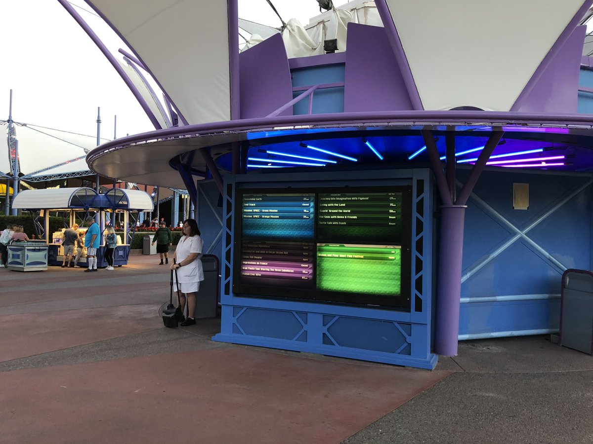 innoventioneast's tweet photo. I miss the outdated 2000s wait times display https://t.co/bdN0H17D5S