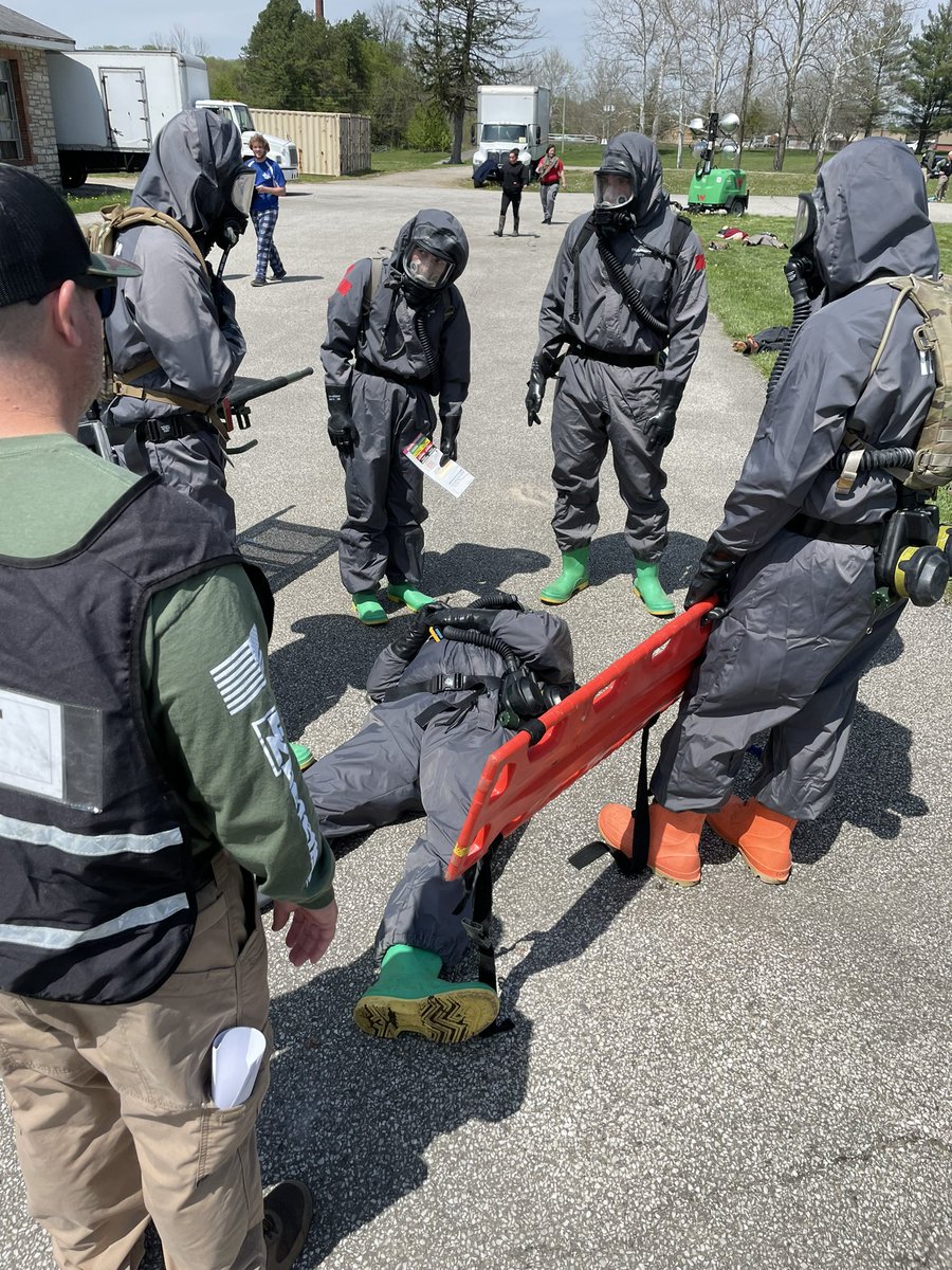 46MPCMD_TF46's tweet photo. Soldiers from the 307th Chemical Co., from Bell, California conduct mass DECON training with real volunteers. #realtraining #GuardianResponse22 #traintogether @USArmyReserve @USNationalGuard https://t.co/qDsxfxctoX