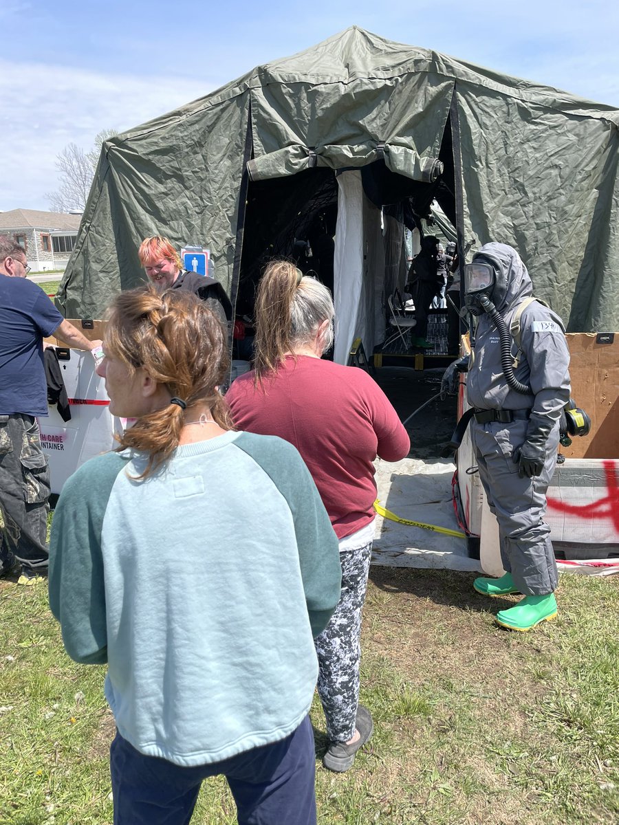 46MPCMD_TF46's tweet photo. Soldiers from the 307th Chemical Co., from Bell, California conduct mass DECON training with real volunteers. #realtraining #GuardianResponse22 #traintogether @USArmyReserve @USNationalGuard https://t.co/qDsxfxctoX