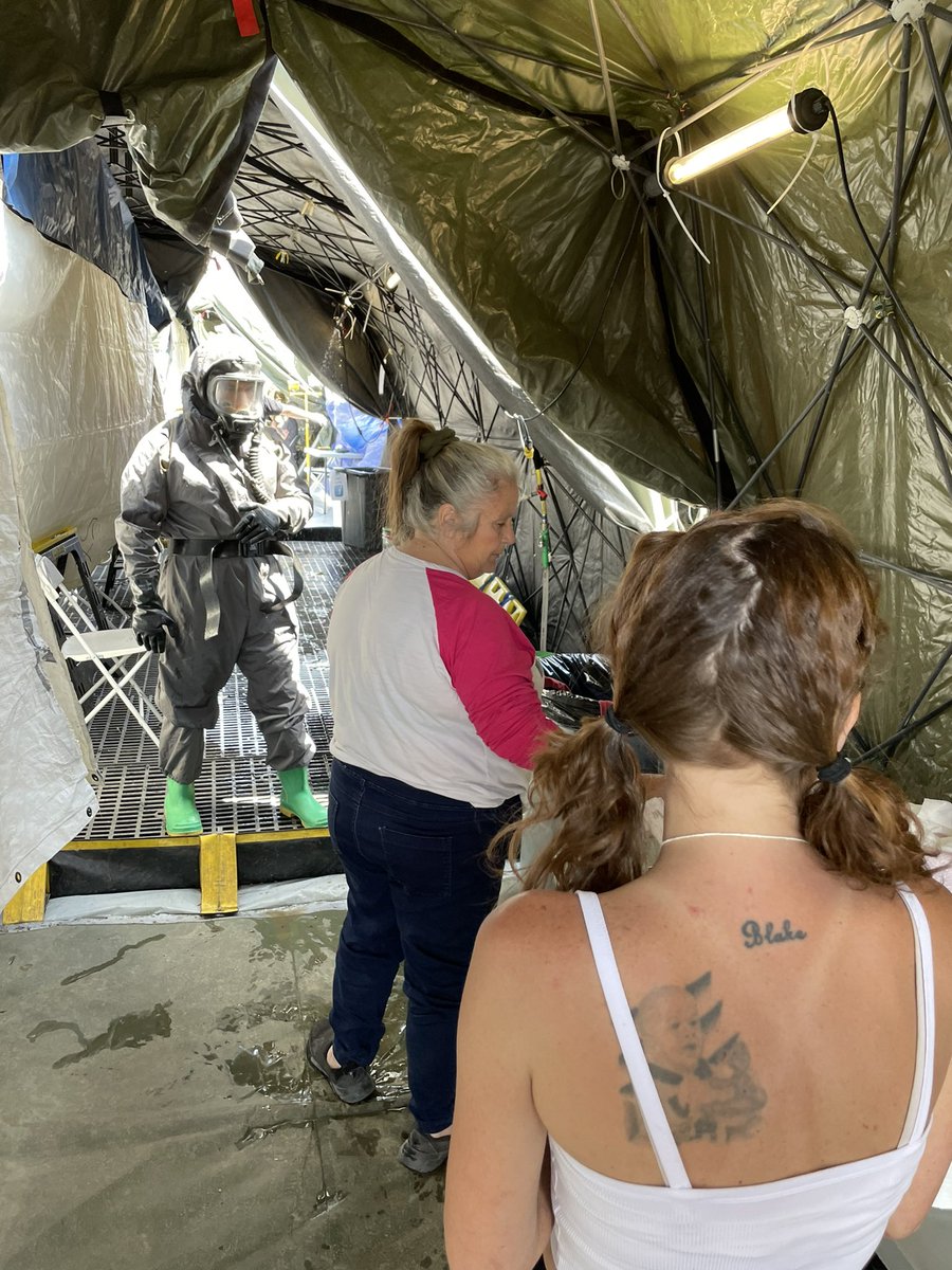 46MPCMD_TF46's tweet photo. Soldiers from the 307th Chemical Co., from Bell, California conduct mass DECON training with real volunteers. #realtraining #GuardianResponse22 #traintogether @USArmyReserve @USNationalGuard https://t.co/qDsxfxctoX