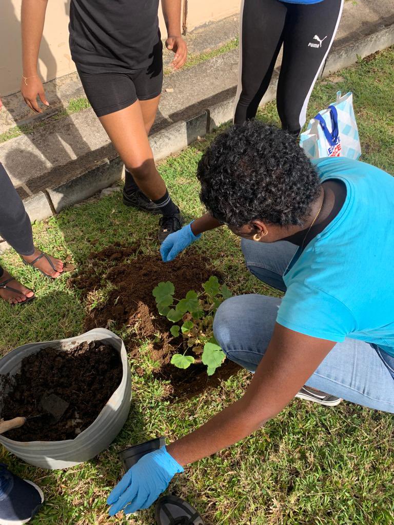 #lpojpernock a marqué la journée de la terre 🌍le 22 avril en proposant un programme d’activités autour de la préservation et la valorisation 💦des ressources. Ateliers de fabrication de produits cosmétiques et ménagers naturels, dégustations, expo, jeux, plantation de plante🌱