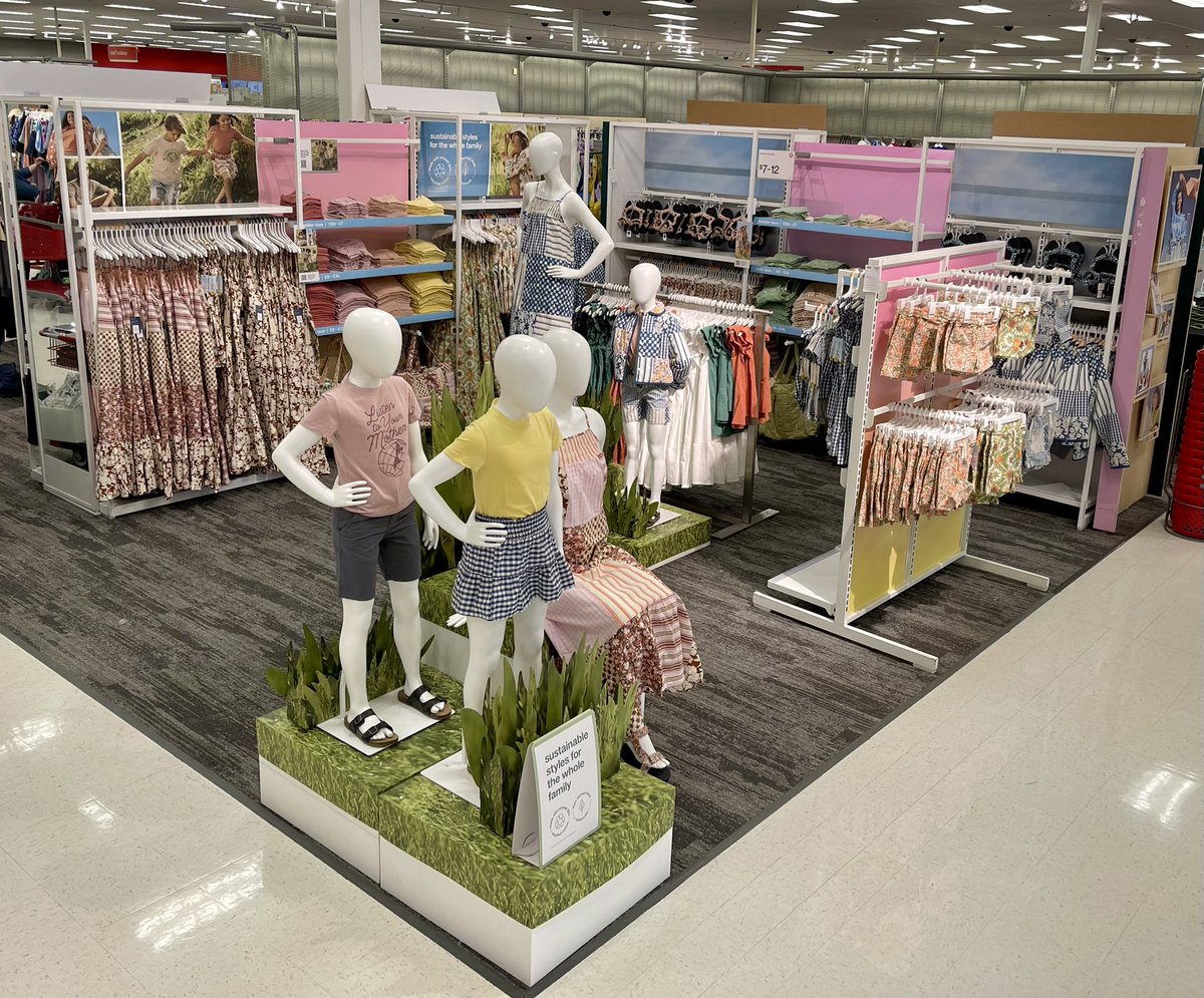 MaySandlin11's tweet photo. Loving how our Spring Dressing Gateway turned out😍🌼🌸👩👦👨👧 see the last pic for the lovely guest I had helping me today w all the things👯♀️ #target #visualmerchandiser #springdressing #twinning #vmtesla #greatminds https://t.co/p1B53fbtpb