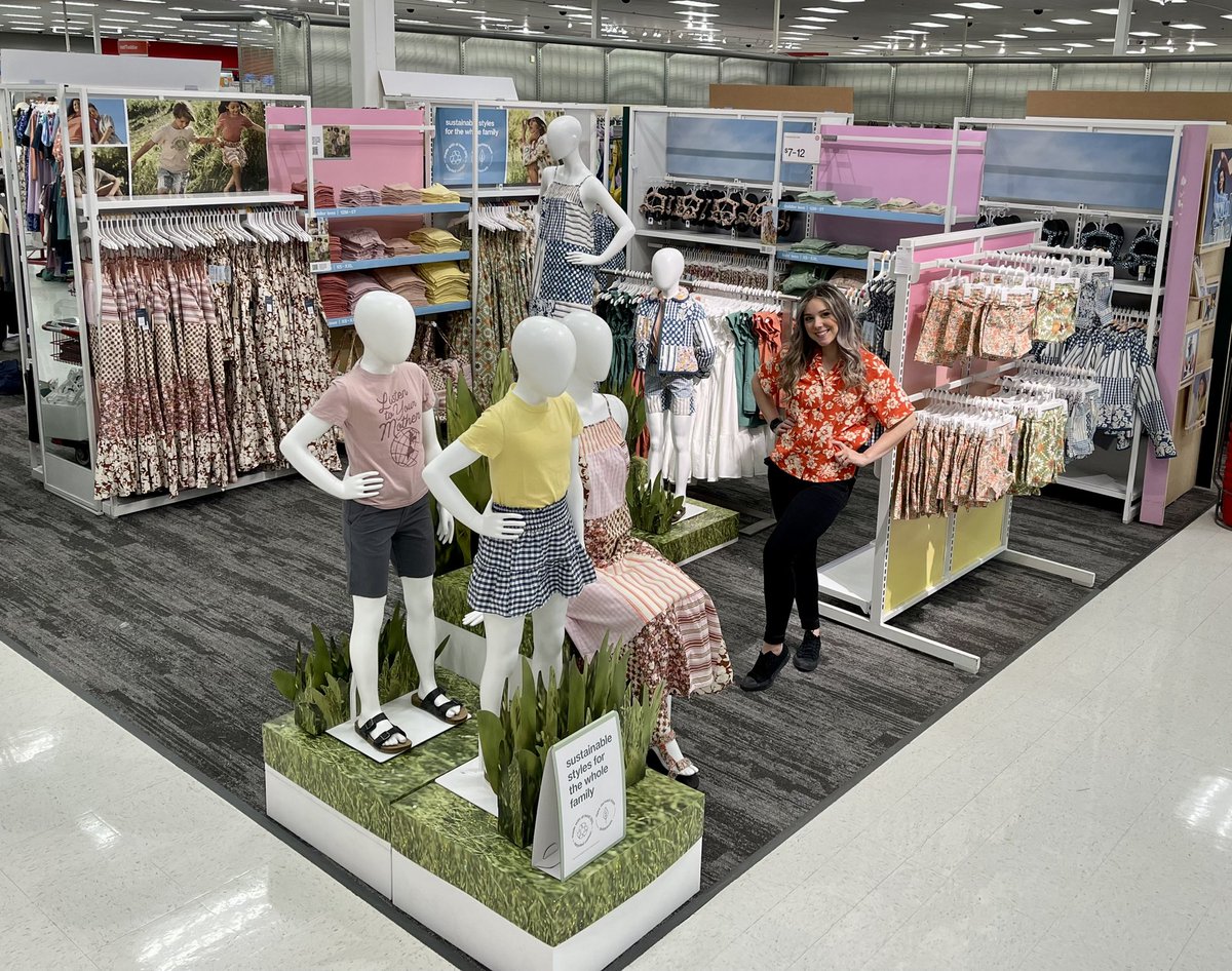 MaySandlin11's tweet photo. Loving how our Spring Dressing Gateway turned out😍🌼🌸👩👦👨👧 see the last pic for the lovely guest I had helping me today w all the things👯♀️ #target #visualmerchandiser #springdressing #twinning #vmtesla #greatminds https://t.co/p1B53fbtpb