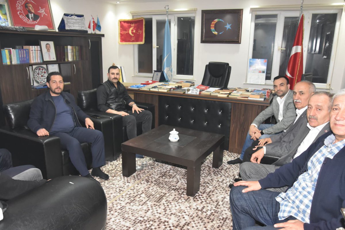 mckalkanci's tweet photo. Bu gün sahurumuzu Yenişehir Ülkü Ocaklarımızda Bursa Ülkü Ocakları Başkanımız Gülahmet TÜRK, Yenişehir belediye başkanımız Davut AYDIN, ilçe başkanımız Arif EREN ve ülküdaşlarımızla birlikte Ocak çayı eşliğinde yaptık. Hayırlı sahurlar… https://t.co/lvr7CaJUd6