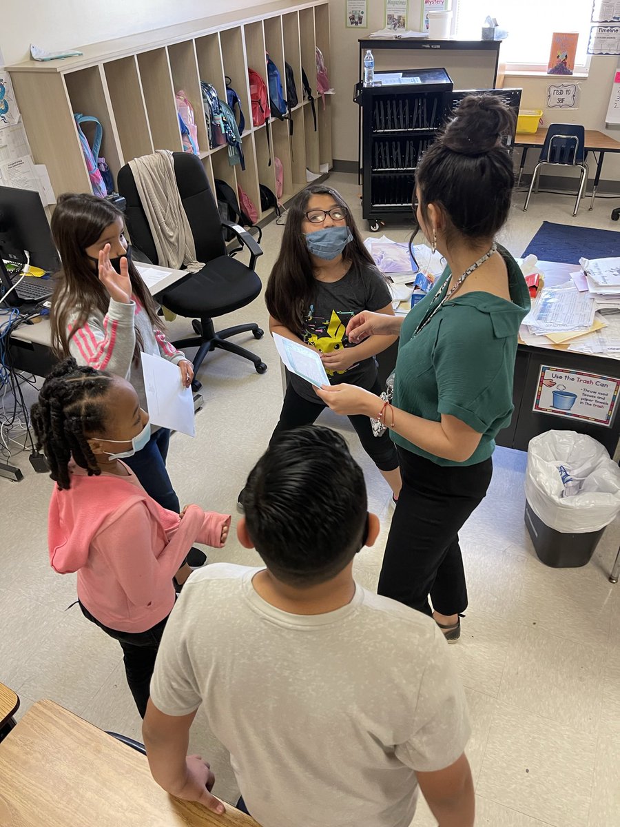 Azuredee123's tweet photo. Each One Teach One in Ms. Perry’s class!  Understanding poetry can be difficult, but @BrownBobcats were up for the challenge!  I loved co-teaching and modeling how to execute this ROCKIN’ REVIEW!!! @lead4ward #createacollaborativechannelview #itsmypassion https://t.co/O5iofUKzGW