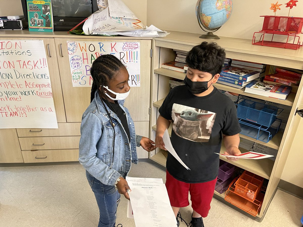 Azuredee123's tweet photo. Each One Teach One in Ms. Perry’s class!  Understanding poetry can be difficult, but @BrownBobcats were up for the challenge!  I loved co-teaching and modeling how to execute this ROCKIN’ REVIEW!!! @lead4ward #createacollaborativechannelview #itsmypassion https://t.co/O5iofUKzGW