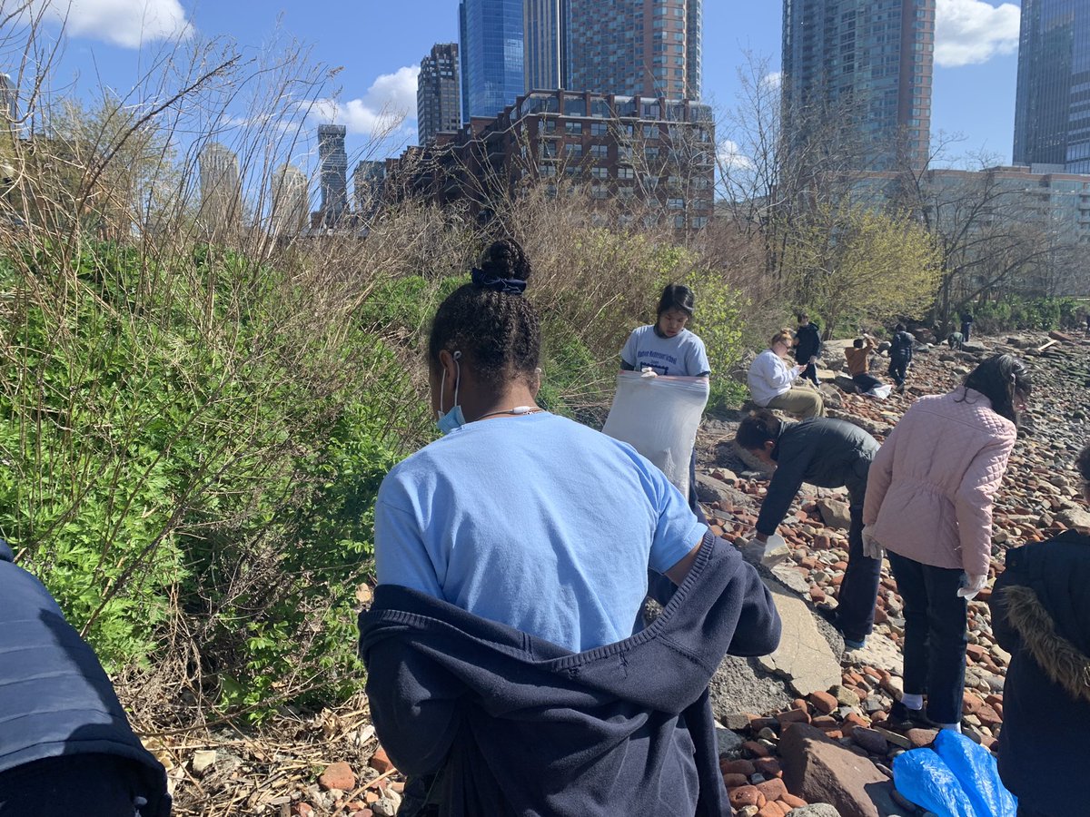 GraceSanvictor5's tweet photo. Spring cleaning! #cleanoceanaction #beachcleanup @chirpletwp @HMSJC @nationalgeographic #SDGs #DataScience https://t.co/n9lXp9wGAW