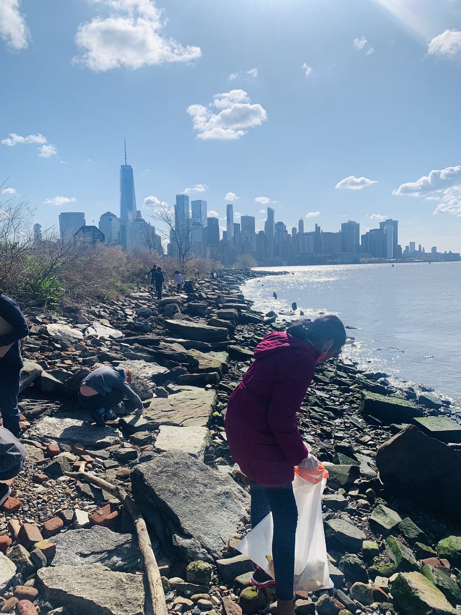 GraceSanvictor5's tweet photo. Spring cleaning! #cleanoceanaction #beachcleanup @chirpletwp @HMSJC @nationalgeographic #SDGs #DataScience https://t.co/n9lXp9wGAW