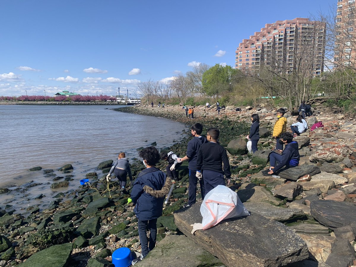 GraceSanvictor5's tweet photo. Spring cleaning! #cleanoceanaction #beachcleanup @chirpletwp @HMSJC @nationalgeographic #SDGs #DataScience https://t.co/n9lXp9wGAW