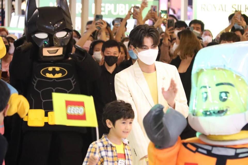 HudaandFaysal's tweet photo. So happy to see P’Gulf yesterday 🤩🫰@gulfkanawut 

#GulfKanawut #กลัฟคณาวุฒิ #LEGOOpeningXGulf #น้องไฟซัล #legothailand #Grandopening #Lego #3rdCertifiedStore #cosmosdance #cosmosteam #mrhewgo #LEGOCertifiedStore https://t.co/n5Ue5SKFUq