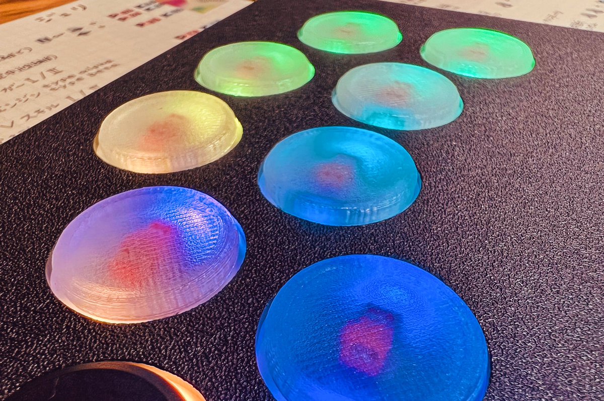 nun_'s tweet photo. 自作ヒトボボタン、フィラメント（クリアカラー）でFDMの3Dプリンタしたボタンはこんな感じ
infill 100%でプリントしたから丈夫！
ストⅤのジュリちゃんを練習してるけどむずかしい…
#3Dプリンタ https://t.co/xZl0jAjVcr