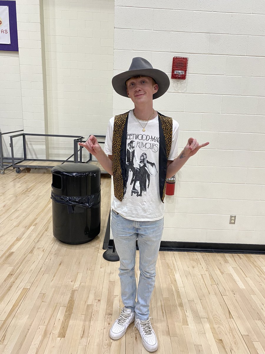 KWUMBB's tweet photo. Followed by these great outfits😂 https://t.co/GAfbVAgapl