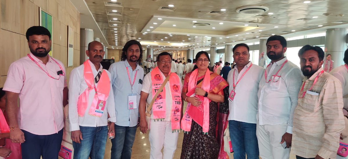 susheela353's tweet photo. టీఆర్ఎస్ పార్టీ 21వ ఆవిర్భావ దినోత్సవం సందర్భంగా హైటెక్స్ లో నిర్వహించిన ప్లీనరీ సమావేశంలో #Ravichelupuri @GoudNareshTrs @Naveenreddytrs @shanaboina సోదరులతో.. #21YearsOfTRS #TRSPlenary https://t.co/VGNwUtvgNH