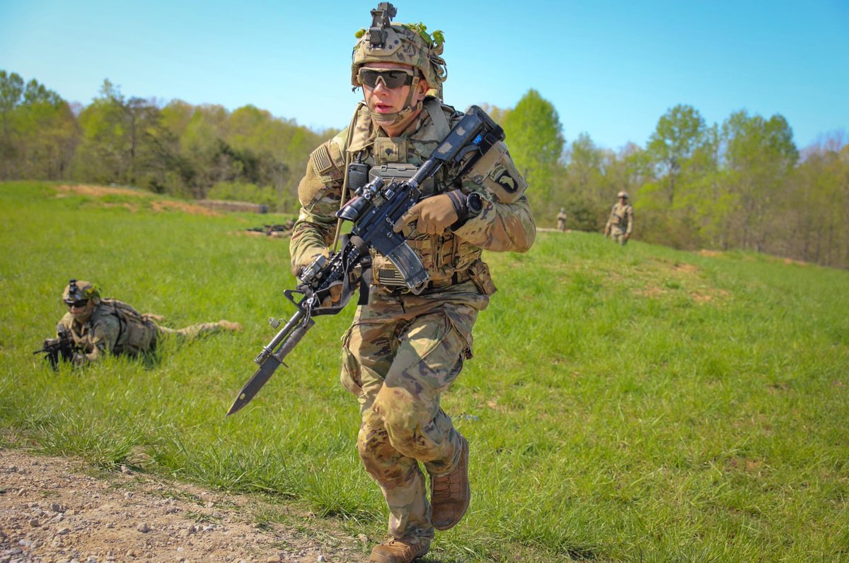TheRakkasans's tweet photo. Soldiers with 1st Platoon, Dog Company, 2-506 IN, 3BCT, conduct a platoon live fire on a range at Fort Knox, KY, April 27, 2022.
2-506 Infantry - White Currahee #lethaleagle #Rakkasans #OLEII https://t.co/qkXZoEii90