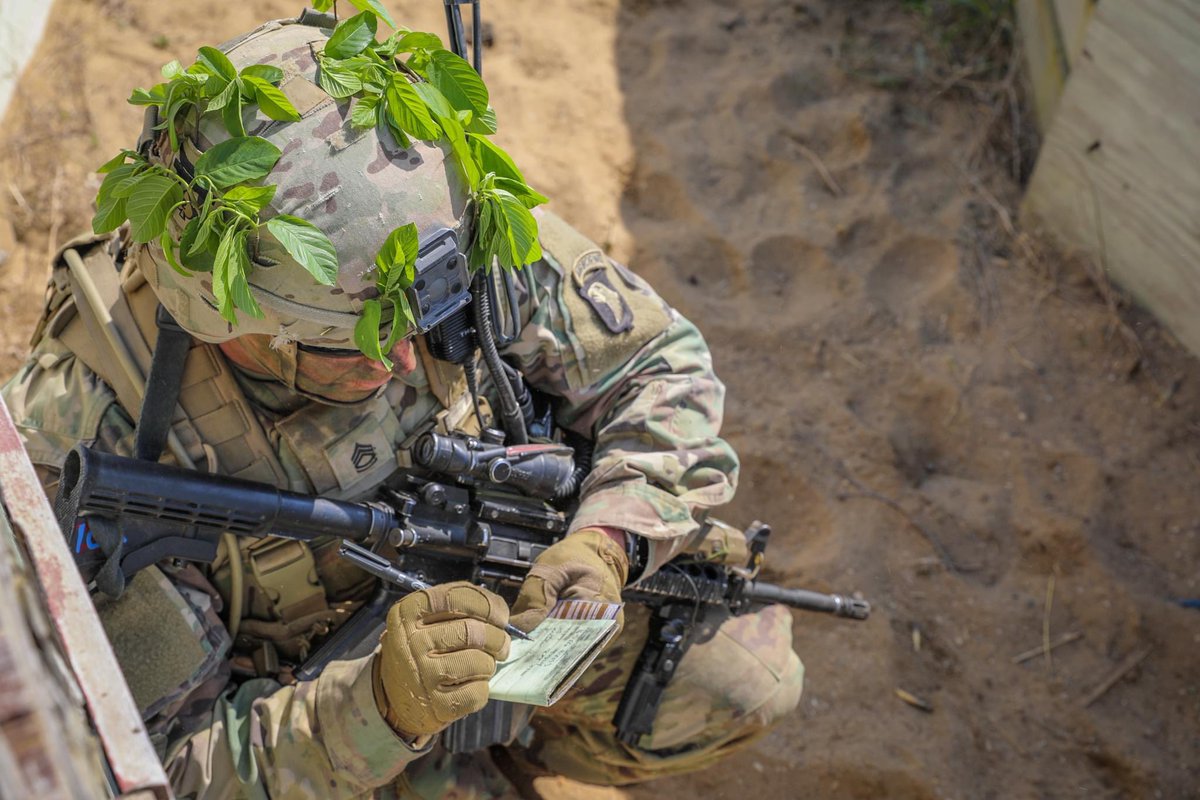 TheRakkasans's tweet photo. Soldiers with 1st Platoon, Dog Company, 2-506 IN, 3BCT, conduct a platoon live fire on a range at Fort Knox, KY, April 27, 2022.
2-506 Infantry - White Currahee #lethaleagle #Rakkasans #OLEII https://t.co/qkXZoEii90
