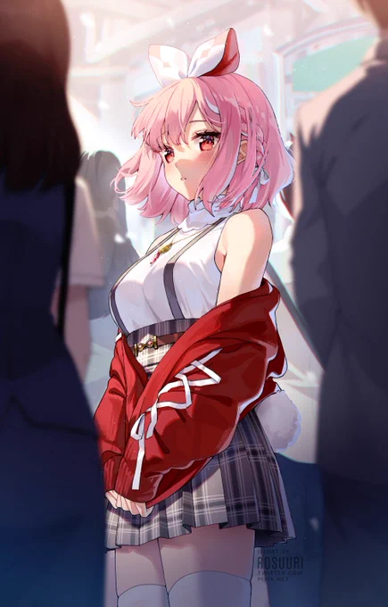 混んでいる駅にいる白いうさぎちゃん 