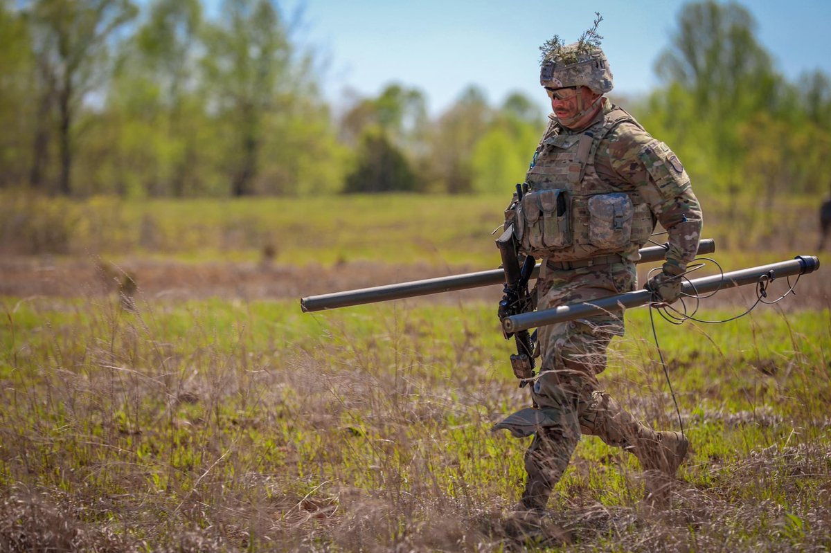 TheRakkasans's tweet photo. Soldiers with the 1st Platoon “Savages”, B Company, 21st Brigade Engineer Battalion, 3rd BCT, 101st Airborne Division, conduct Bangalore Breach training on a range at Fort Knox, Kentucky April 26, 2022.
#LethalEagle #OLEII #Rakkasans https://t.co/lCwI9ASf4P