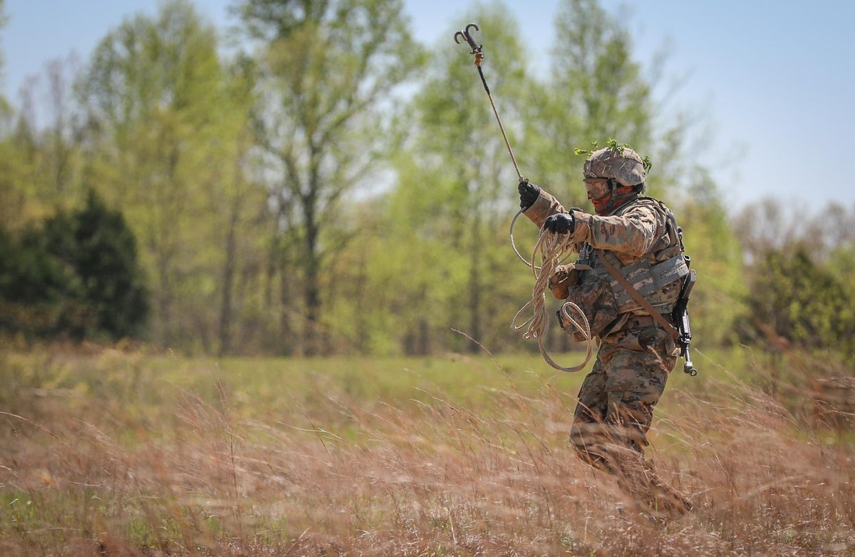 TheRakkasans's tweet photo. Soldiers with the 1st Platoon “Savages”, B Company, 21st Brigade Engineer Battalion, 3rd BCT, 101st Airborne Division, conduct Bangalore Breach training on a range at Fort Knox, Kentucky April 26, 2022.
#LethalEagle #OLEII #Rakkasans https://t.co/lCwI9ASf4P