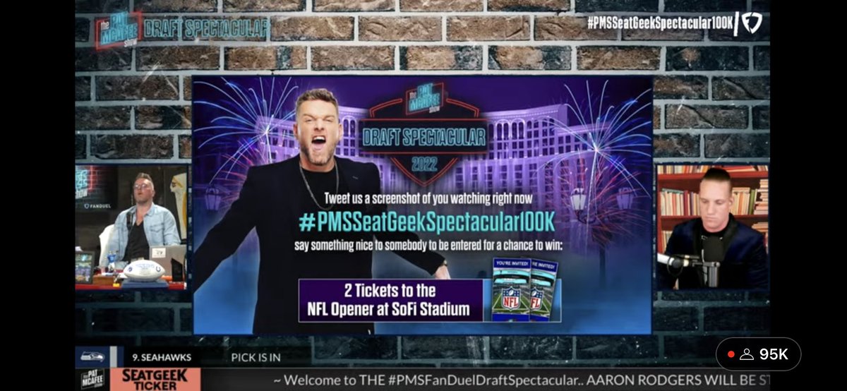 quenton52's tweet photo. @AaronRodgers12 has spectacular hair. Shout Aht my @Lilturkeyboy for being a good person. #PMSSeatGeekSpectacular100K https://t.co/V1rxWcwPvC